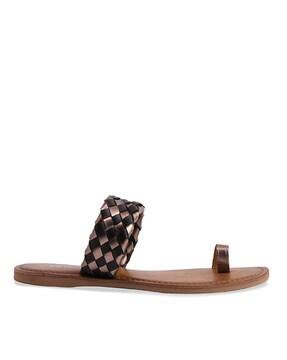 women checked toe-ring sandals