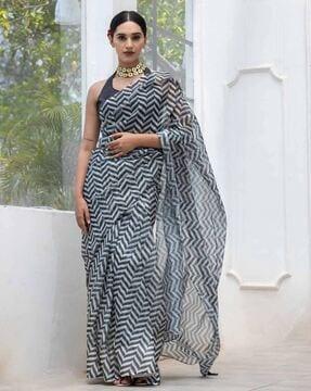 women chevron print saree with contrast border