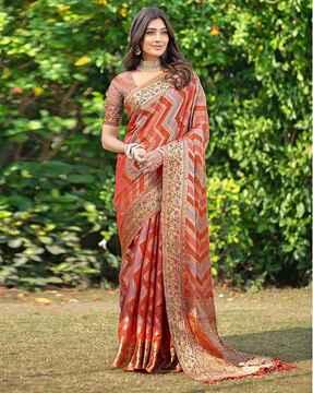 women chevron saree with contrast border