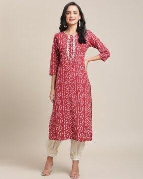 women chundari print straight kurta with round neck