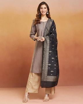 women dupatta with contrast border