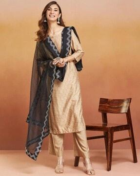 women dupatta with contrast border