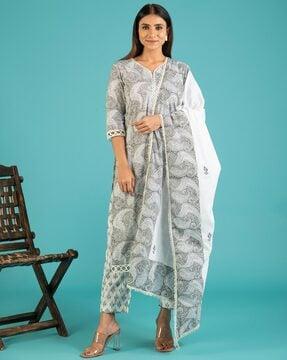 women dupatta with paisley print border