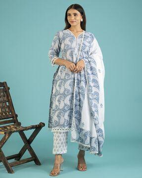 women dupatta with paisley print border