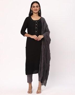 women dupatta with scalloped border