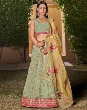 women embellished flared lehenga & choli with dupatta