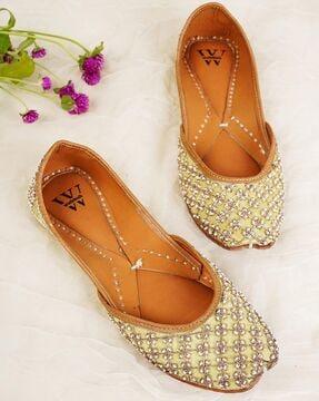 women embellished slip-on juttis