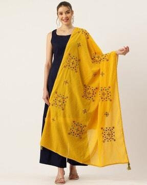 women embroidered dupatta with lace border