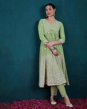 women embroidered flared kurta with pants