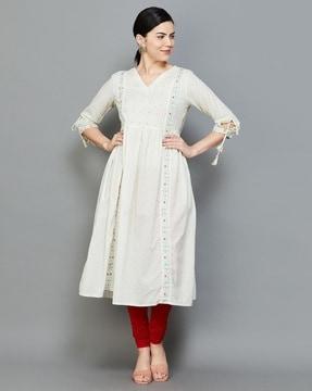 women embroidered regular fit kurta with v-neck