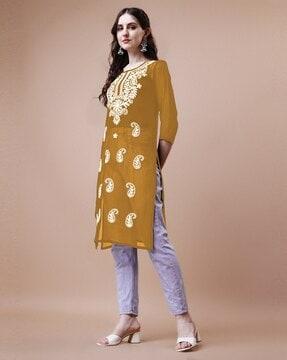 women embroidered round-neck straight kurta