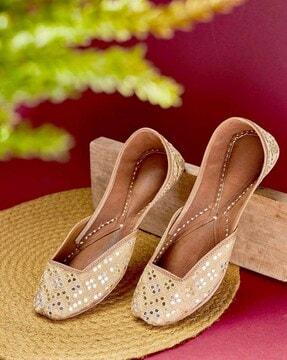 women embroidered slip-on jutties