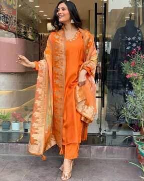 women embroidered straight kurta set