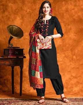 women embroidered straight kurta with pants & dupatta