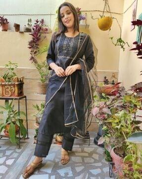 women embroidered straight kurta with pants & dupatta