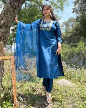 women embroidered straight kurta with pants & dupatta