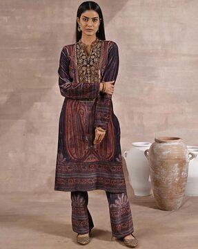 women embroidered straight kurta with pants