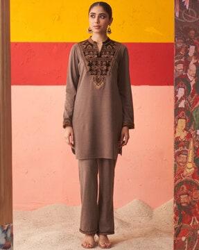 women embroidered straight kurta with pants