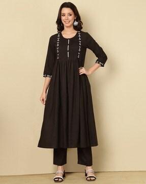 women embroidered straight kurta with pants