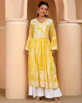 women embroidered straight kurta with v-neck