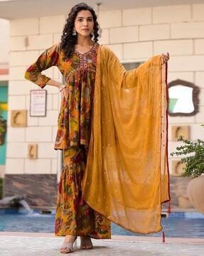 women floral print flared kurta with sharara & dupatta