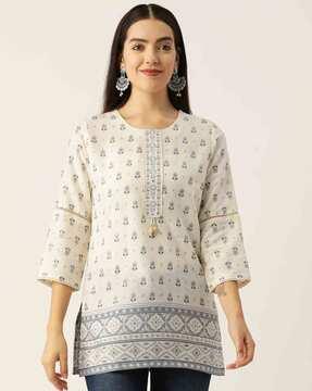 women floral print straight kurti with bracelet sleeves