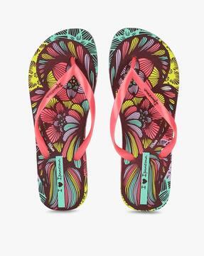 women floral print textured flip-flops