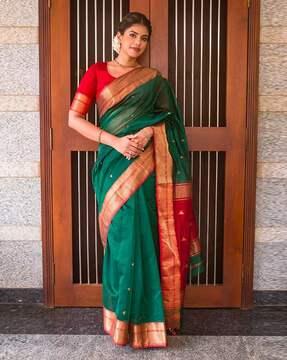 women geometric pattern saree with contrast border