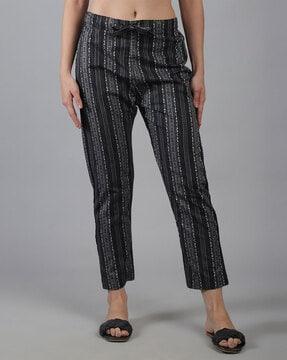 women geometric woven straight fit pants