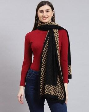 women hounthstooth print stole with rectangular shape