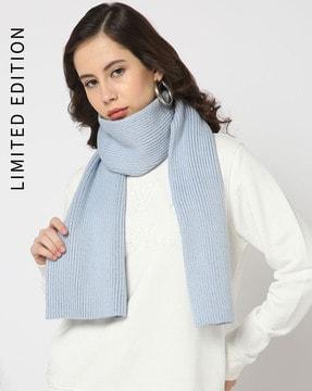 women knit scarf
