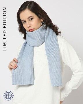 women knit scarf