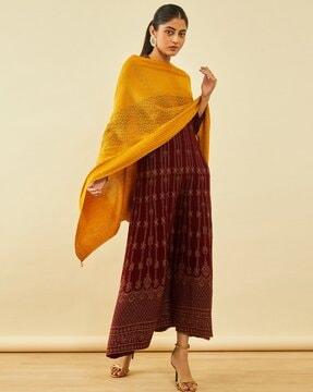 women knitted shawl