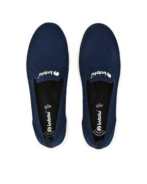 women knitted slip-on shoes