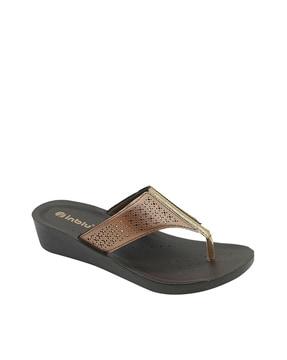 women lacer-cut t-strap flip-flops