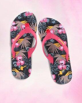 women leaf print thong-strap flip-flops