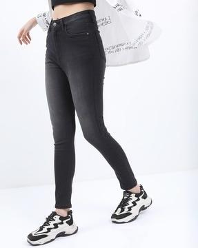 women lightly washed skinny fit jeans