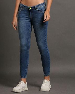 women lightly washed skinny fit jeans