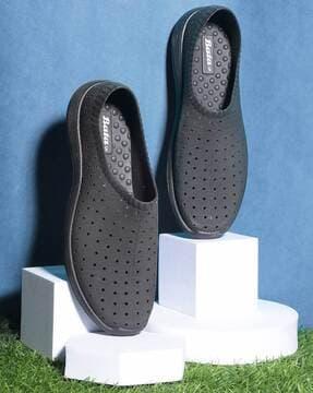 women low-top walking shoes