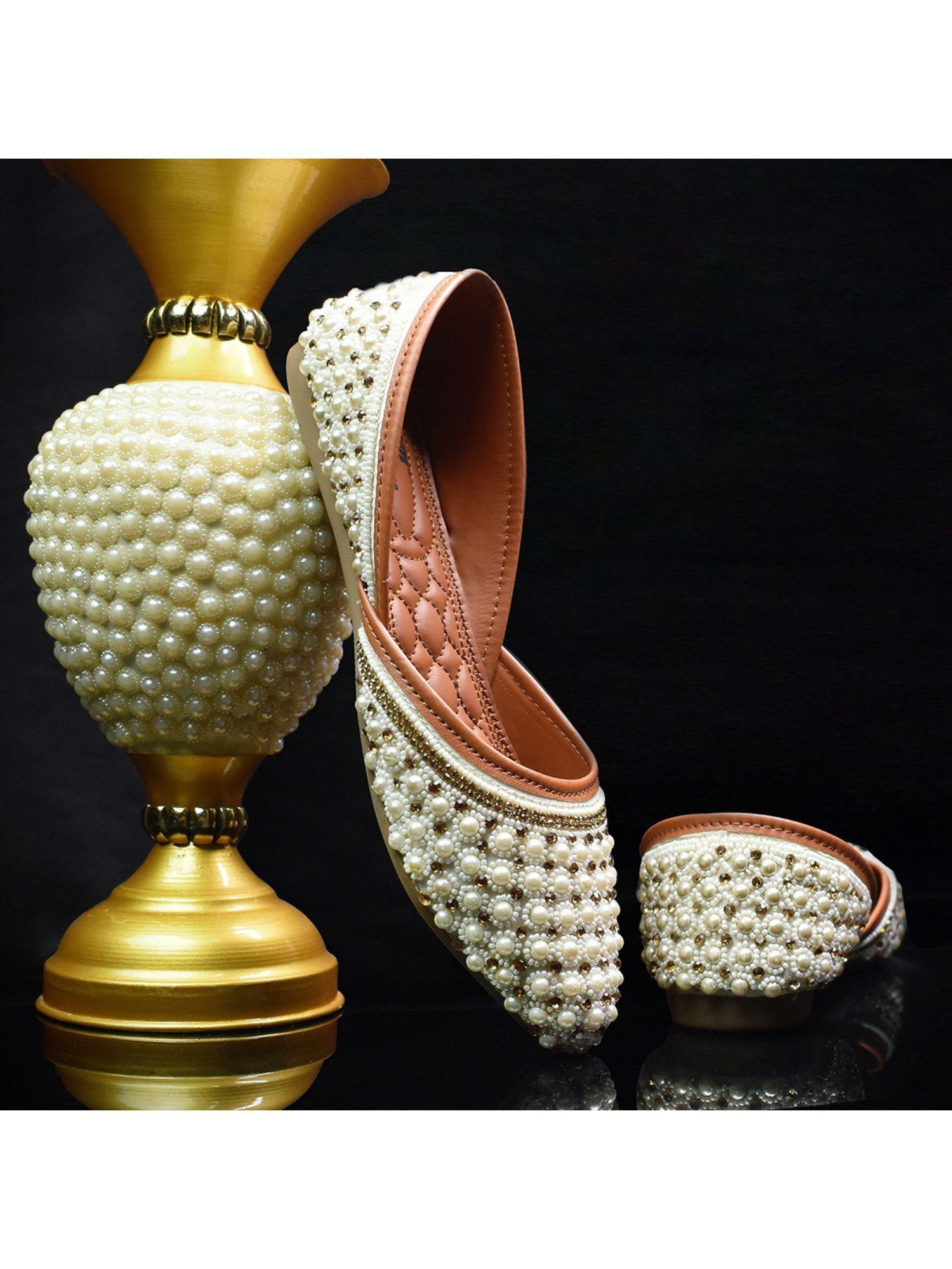 women mahira embroidered cream juttis