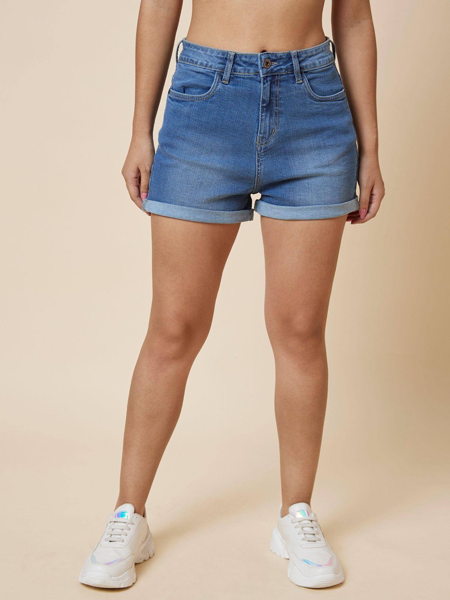 women med blue stretchable washed mid-rise denim shorts