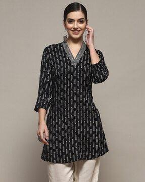 women micro print v-neck straight kurti