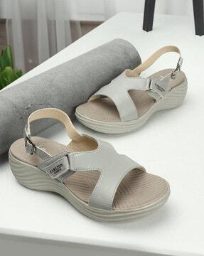 women open-toe sandals with buckle fastening