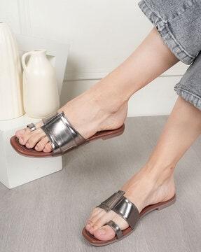 women open-toe toe-ring sandals