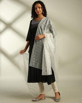 women paisley print dupatta