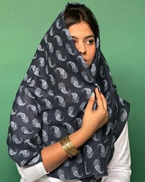 women paisley print stole