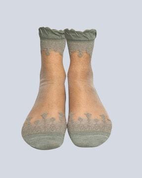 women patterned ankle-length socks