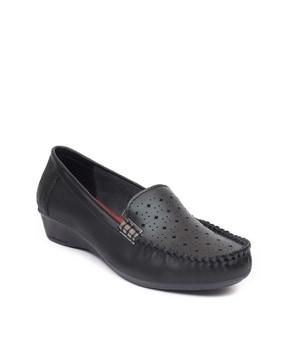 women perforated round-toe slip-on shoes