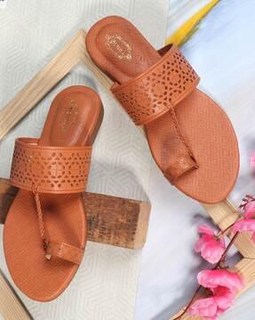 women perforated toe-ring flat sandals