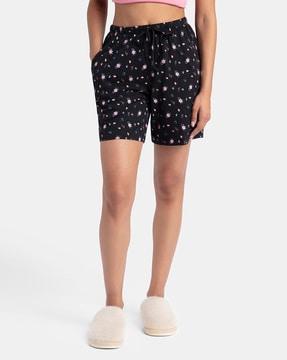 women printed mid-rise shorts